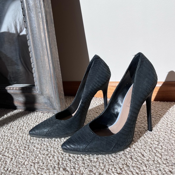 BCBG MaxAzria Heels size 7.5 - Picture 2 of 3